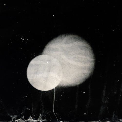 <em>Double Moon Crossing</em> (2016) de Fiona Annis